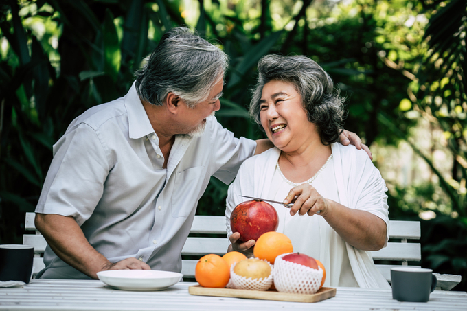 Người cao tuổi nên bổ sung trái cây và rau xanh để tăng cường hệ miễn dịch cho cơ thể. Ảnh: Freepik