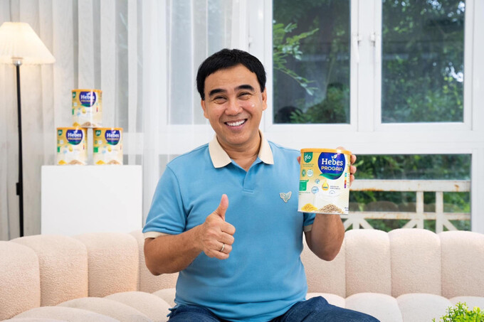 MC Quyền Linh và sản phẩm sữa Hebes Progain. Ảnh: RV Nutrition Việt Nam